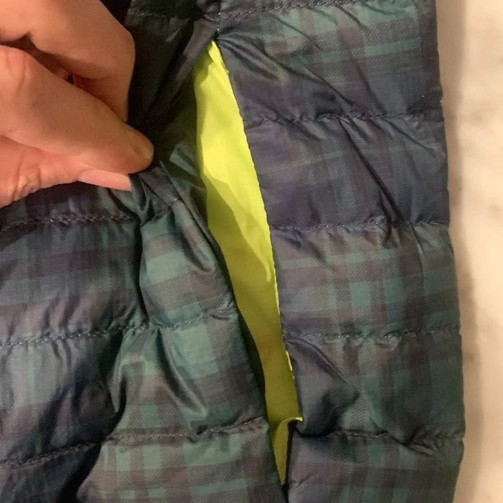Vineyard Vines Boy’s Blackwatch plaid insulated Packable puffer coat, size XL